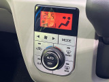 【オートエアコン】一度お好みの温度に設定すれば、車内の温度を検知し風量や温度を自動で調整。暑い&hellip;寒い&hellip;と何度もスイッチ操作をする必要はありません。快適な車内空間には必須の機能ですね♪