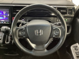 ハンドルにHondaセンシング系のクルーズコントロールやレーンキープアシストなどのスイッチと、オーディオの操作スイッチが装備されています。ハンドルから手を離さず安全に操作できます。