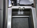 充電用USB端子付き。スマートフォンなどの充電に便利です。