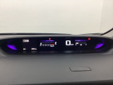 デジタル表示のスピードメーターとタコメーターを大きく配した見やすいメーター部になっています。左側のインフォメーション画面でオドメーターや燃費などの情報を確認できます。