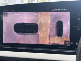 サラウンドビューカメラ装備 車両の4つのカメラから得た映像を合成し、上空から眺めているような映像をモニターに映し出します。車両周辺の歩行者や障害物などの発見に役立ちます。