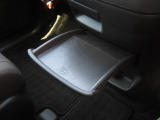 【センターテーブル】車内でのお食事シーンなどに役立つセンターテーブルです。引き出し式なので使用後は格納しておけるのも魅力のひとつです。
