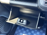 [グローブボックス]助手席側にあるグローブボックスには車検証もバッチリ入ります♪
