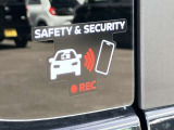 セキュリティアラーム、ドアのこじ開けで車両ホーンとハザードランプ点灯で周囲に異常を知らせます。