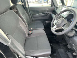 運転席と助手席はベンチシートですので、横移動もラクに出来ます。