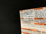 パワートランクリッドとイージークローザーの注意書きがされているステッカーです