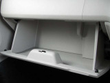 ■グローブボックス■保険証券や車検証などの車の必需品を収納できます!また、サングラスやCD、DVDなどの便利な小物も収納可能です♪