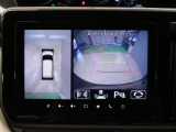 【全方位モニター】車両の前後,左右4つのカメラで映した周囲の映像をナビゲーション画面に表示します♪停めにくい駐車場や狭い道路でもドライバーの死角を減らすことで運転をサポート!