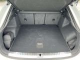 トランクルームの床がフラットな設計になっているため荷物の出し入れがしやすく、積載効率も向上しています。トランク内には、ネットや収納ボックスが配置されているモデルもあり、小物の整理に便利です。