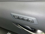 シートメモリー機能装備付きです。シートの位置をそれぞれ記憶しておく事ができるので、ご家族や、複数の方で車を乗られるオーナー様には、便利な機能です。