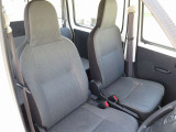 運転席・助手席ともにゆったり座れるシート。毎日のお仕事にも使いやすい室内です。