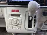 夏でも冬でもお好みの温度に設定しておけば、AUTO ボタンひとつで快適な車内空間へ。風の強さや温度、内外気の切り替えも自動で調整します。