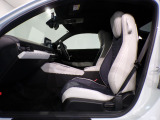 体を包み込むような形状で、しっかりと体を支えてくれます!長時間の運転も快適にしてくれるシートです!