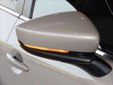 対向車や歩行者からも確認しやすいミラーウインカー付き。交通事故防止にも役立っています。また、ミラーの取り付け位置をドア本体に変更、窓ガラスの死角を減少させています!