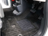 運転席フロア。ホンダ純正用品のマットがついております!