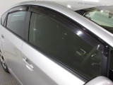 実用的で人気のオプション『ドアバイザー』が付いています!雨の日でも窓を開けて換気ができる便利な装備!付いてて良かったと思える用品です!