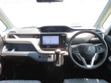 センターメーターを採用。運転中の視点移動が少なく安全運転に集中できます。