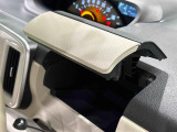 手の届くところに大きな小物入れ。運転席側インパネアッパーボックス。