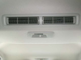 ルーフに取り付けたファンで、風を後席にも送風。空気を効率的に循環させることで、室内空間の温度を均一に保ちます。エアコンを使わないときでも、送風することによって、後席でも心地よく過ごすことができます。