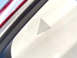 【ブラインドスポットモニタリング】走行中、ドアミラーの死角になりやすい箇所に後続車が接近するとサイドミラー付近に警告を表示、ドライバーに注意喚起をしてくれます。
