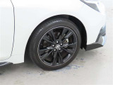 装着タイヤサイズは、215/45R17です。純正アルミホイールを装着しております。