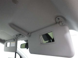 運転席と助手席にちょっとした身だしなみのチェックに便利なバニティミラー付サンバイザー♪