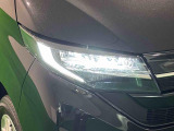 対象物が見やすく白く明るい光で夜間走行をサポートする,ハンドル操作や「R」シフトに連動するサイドビューランプ付きフルLEDヘッドランプ(クリアランスランプ・オートレベリング機能付)を搭載