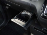 【格納式ドリンクホルダー】使いたいときだけ現れて、使わないときはインテリアと一体化します。