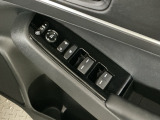 運転席のスイッチで全てのウィンドウの開閉操作を行うことができます。ロックボタンをONにしておくと、運転席以外のウィンドウは作動しないのでお子様を乗せているときなども安心ですね♪