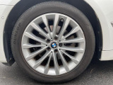 BMWならではの卓越した走りを支えるホイールと足回りです!日本車の走りに慣れている方にもぜひ体感して頂きたいほど、高いレベルでまとまっています!純正18インチアルミホイール。