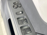 【電動格納ミラー】サイドミラーは電動格納式となっており、狭い駐車場でもキズがつくリスクを抑えられます。