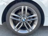 BMWならではの卓越した走りを支えるホイールと足回りです!日本車の走りに慣れている方にもぜひ体感して頂きたいほど、高いレベルでまとまっています!純正18インチアルミホイール。