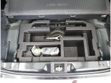 万が一、タイヤがパンクしてしまった時のために使用する工具や修理キットが車載されています。