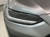 LEDヘッドライトは、点灯の瞬間から最大光量を発揮し、突然暗くなるトンネルなどでの安定感を高めます。