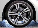 【BMWアロイホイル】軽量かつ強度に拘ったアロイホイル。走行性能ポテンシャルを引き出す設計。車の足元を引き締めてくれる大きなポイントはアロイホイルです。