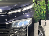 【LEDヘッドライト】悪天候や夜間走行時も良好な視界を確保し安心して運転できる高輝度LEDヘッドライトを装備!点灯速度が早く、消費電力も抑えられています。