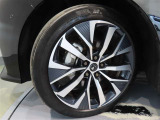 タイヤサイズは、235/45R20です。