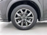 アルミホイールが車の雰囲気を引き立てますね!