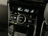 【オートエアコン】AUTOボタンを押してお好みの温度を設定!快適な室温でドライブをお楽しみいただけます♪