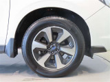 純正のアルミホイール装着車です。タイヤサイズは225/60R17です。
