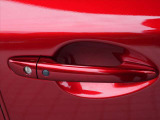 ドアノブの黒いリクエストスイッチに触れるだけでドアの開錠・施錠が可能です。キー本体を取り出す必要が無いので、両手が荷物で塞がっている場合や雨天時にも役立ちます★☆★☆