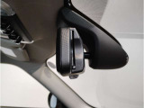 MINIではルームミラーの裏側にETCの車載器が内蔵されており、別途で車載器の購入必要なしで非常にスマート。皆様が驚かれるポイントのでもあります