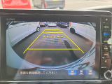 【リヤカメラ・ワイドビュー】後方を広く映し出し、左右からの接近車両や歩行者も確認しやすいビューです。
