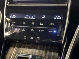 左右独立温度コントロールフルオートエアコンです。運転席、助手席それぞれで独立して温度設定ができます。
