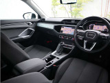 内装はシンプルに使い勝手を考え作られています。お車を運転する感覚をダイレクトに体感して頂けます。室内も広くロングドライブにも快適にお過ごしいただけます。