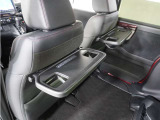 ◆シートバックテーブル◆フロントシートの背面に後席用のテーブルがついています。小物が置けて!カップホルダーもあります、ドライブ中や休憩時にも便利なテーブルです。