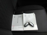整備手帳やナビゲーションの説明書付きです。盗難防止装置のイモビライザーを装着しているリモコンキー付きなので、バックに入れたままでもドアロックやエンジン始動をしていただくことができます。