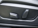 身体をしっかり支えながら長時間のドライブでも快適に過ごせるBMWのシート。素材の質感やステッチ細部まで丁寧に仕上げられたデザインが室内に上質な雰囲気を齎します。乗る度に心地良さを感じられるシートです。
