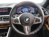 BMWのステアリングのリムは、一般的なものより少し太めにデザインされています。 これはタイヤやステアリングシャフトなどを介して伝わる路面からの入力を、しっかりと把握するためです。