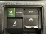 電子制御パーキングブレーキやECONモードボタンなどはステアリング右奥に集約されておりますので、運転の邪魔になりません!
